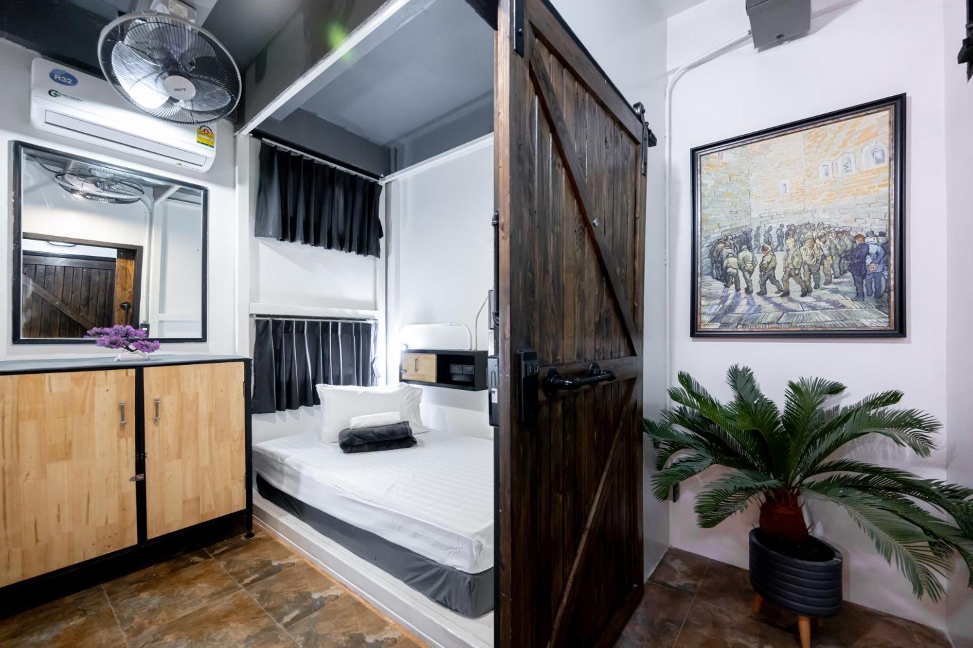 Vibes Hostel Bangkok Buitenkant foto