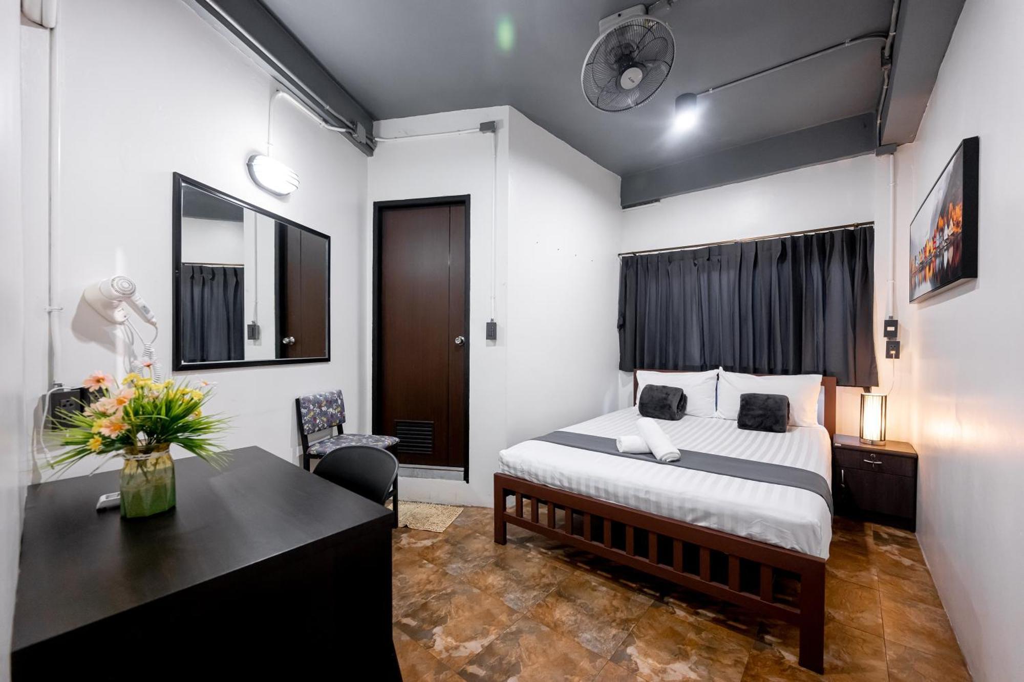 Vibes Hostel Bangkok Buitenkant foto