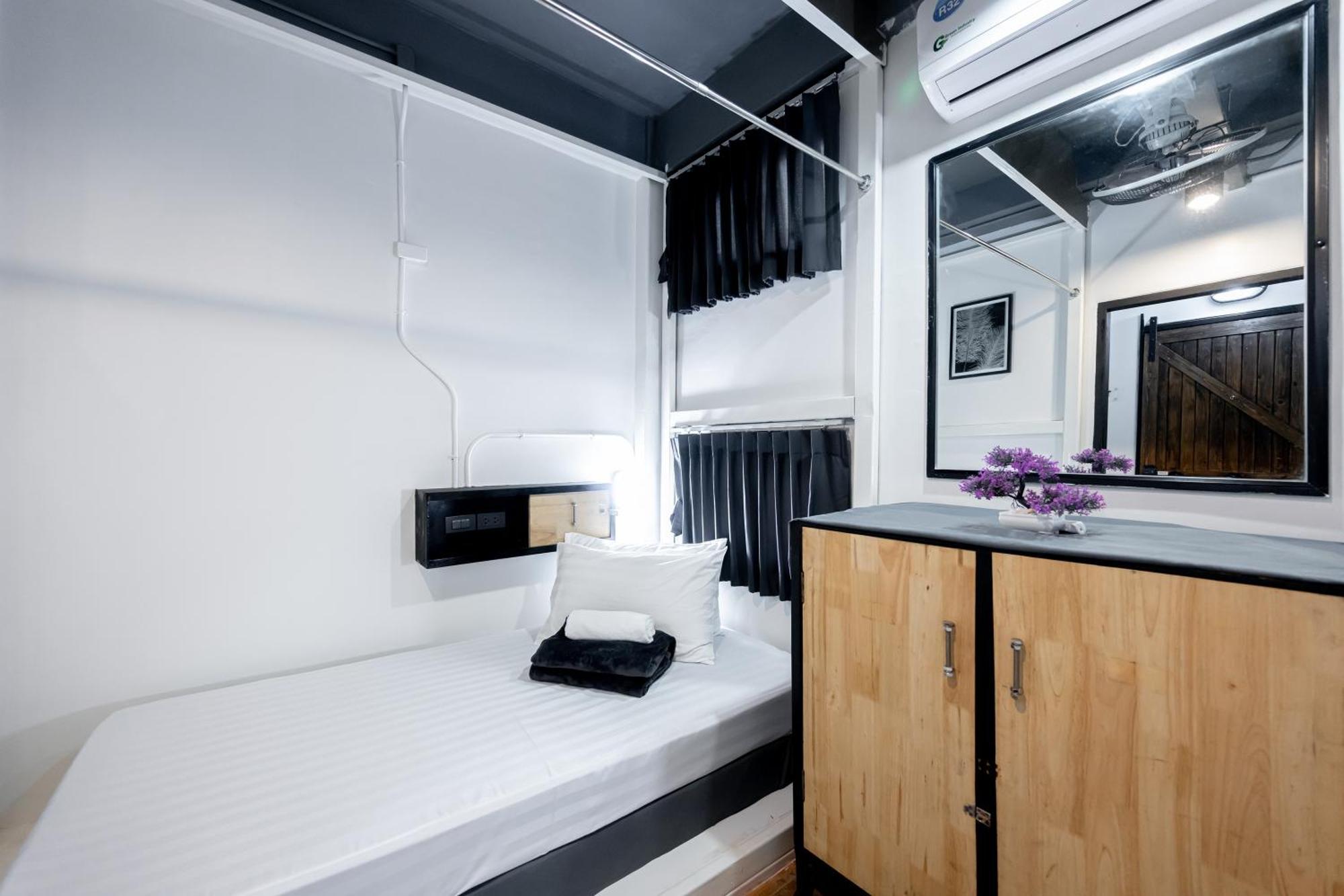 Vibes Hostel Bangkok Buitenkant foto