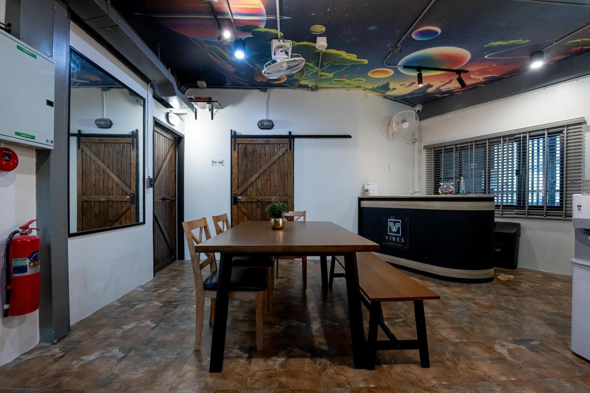 Vibes Hostel Bangkok Buitenkant foto